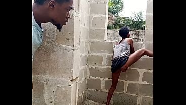 Je l'ai surprise en train de se masturber dans le bâtiment en travaux et j'ai décidé de l'aider  | Vidéo Porno