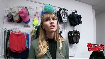 Un adolescent auteur d'un vol à l'étalage se déshabille entièrement devant le service de prévention des pertes à cause de chaussures manquantes  | Vidéo Porno