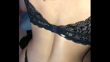 Il a perdu sa femme et son pari. Je suis une jeune mariée sexy et je dois offrir ma chatte pour payer le pari que ce mari cocu a perdu au jeu.  | Vidéo Porno